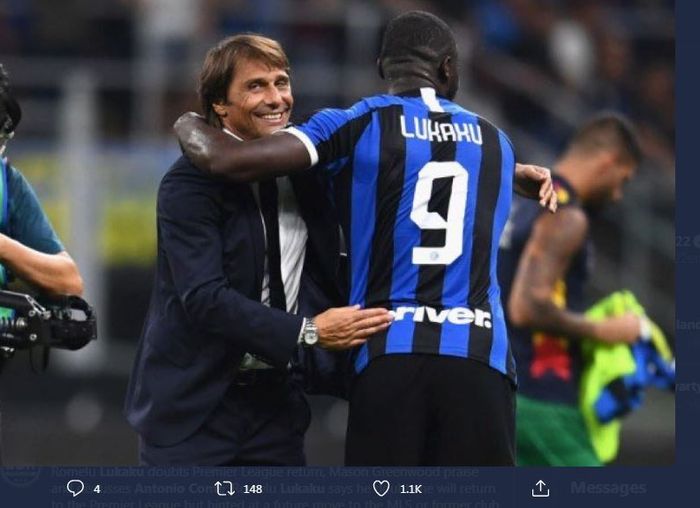 Pelatih Inter Milan, Antonio Conte, memeluk Romelu Lukaku.