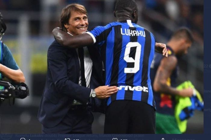 Pelatih Inter Milan, Antonio Conte, memeluk Romelu Lukaku.