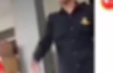 Beredar sebuah video yang memperlihatkan seorang wanita sedang adu mulut dengan seorang petugas keamanan.