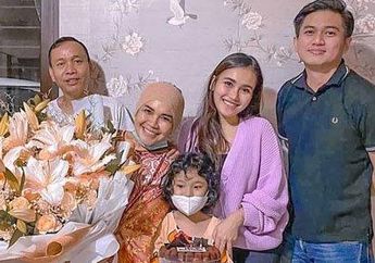Hingga Kini Masih Main Petak Umpet dengan Publik, Ayu Ting Ting dan Adit Jayusman Makin Disorot Setelah Orang Tua Keduanya Kepergok Pergi ke Butik Bersama, Fitting Baju Pernikahan?