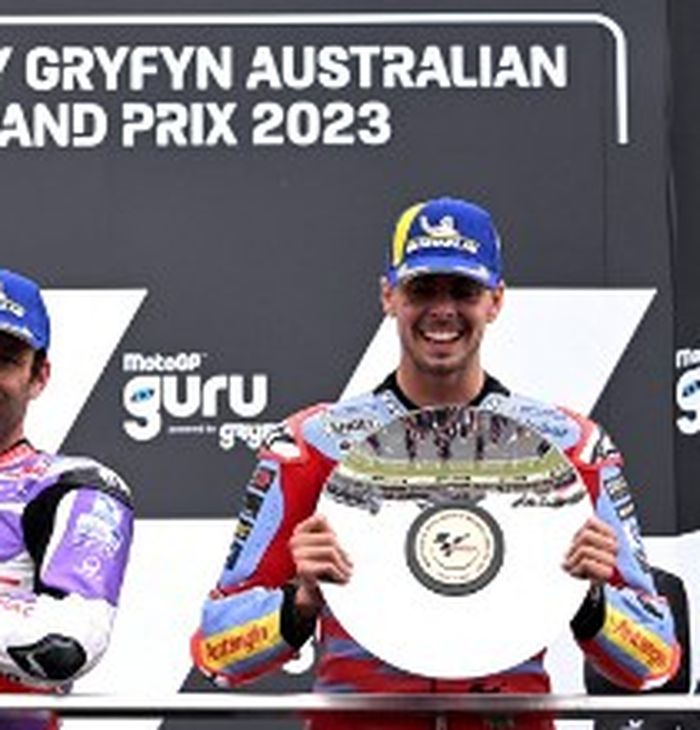 Pembalap Prima Pramac, Johann Zarco (tengah) berpose dengan Francesco Bagnaia (kiri) dan Fabio Di Giannantonio (Gresini) di podium MotoGP Australia 2023 di Sirkuit Phillip Island, Sabtu (21/10/2023).
