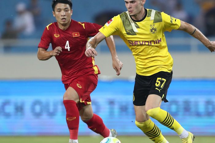 Suasana pertandingan antara timnas Vietnam melawan Borussia Dortmund di My Dinh Stadium, Hanoi, Rabu (30/11).