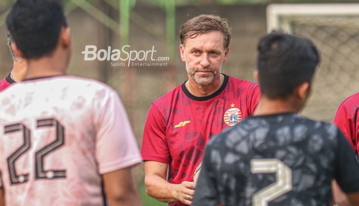 Pelatih Persija Jakarta, Thomas Doll, sedang memberikan intruksi kepada para pemainnya ketika berlatih di Lapangan Nirwana, Sawangan, Jawa Barat , 7 Juli 2022.