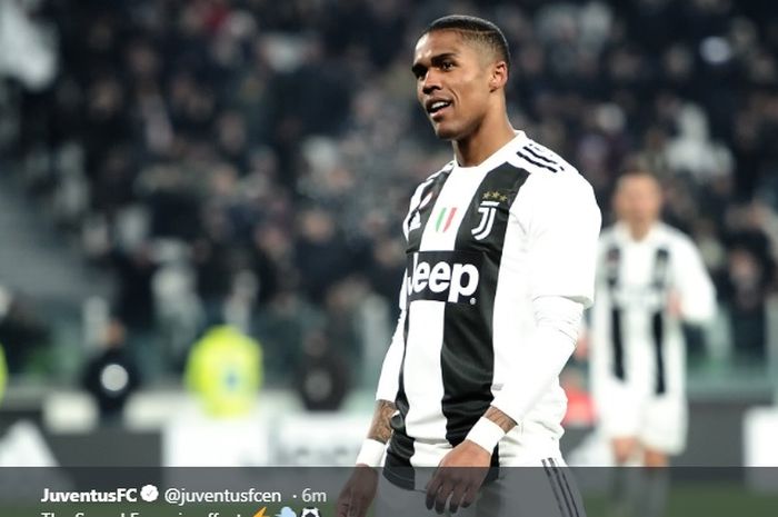 Gelandang Juventus, Douglas Costa, merayakan gol yang dicetak ke gawang Chievo dalam laga Liga Italia