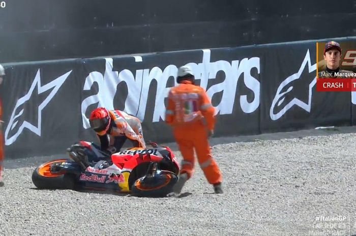 Pembalap Repsol Honda, Marc Marquez kala terjatuh pada sesi balapan MotoGP italia 2021, Minggu (30/5/2021).