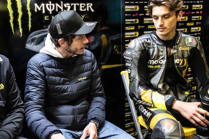 Luca Marini (kanan) bersama Valentino Rossi saat di paddock MotoGP.