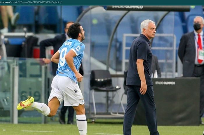 AS Roma tertinggal 1-2 dari Lazio di babak pertama setelah terkena bobol dari mantan pemain I Giallorossi, Pedro Rodriguez.