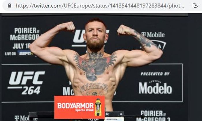 Petarung kelas ringan UFC, Conor McGregor, saat melakoni proses timbang badan UFC 264.