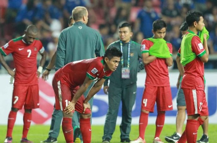 Kekecewaan para pemain timnas Indonesia usai final kontra Thailand pada Piala AFF 2016 di Bangkok, 1