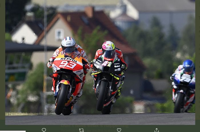 Marc Marquez (Repsol Honda) dan Aleix Espargaro (Aprilia Gresini) pada kualifikasi MotoGP Jerman di Sachsenring, Jerman, 19 Juni 2021.