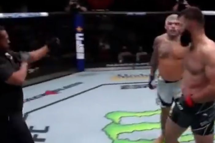 Wasit UFC, Herb Dean, nyaris terkena serangan sikut berputar Andrei Arlovski di UFC Vegas 40