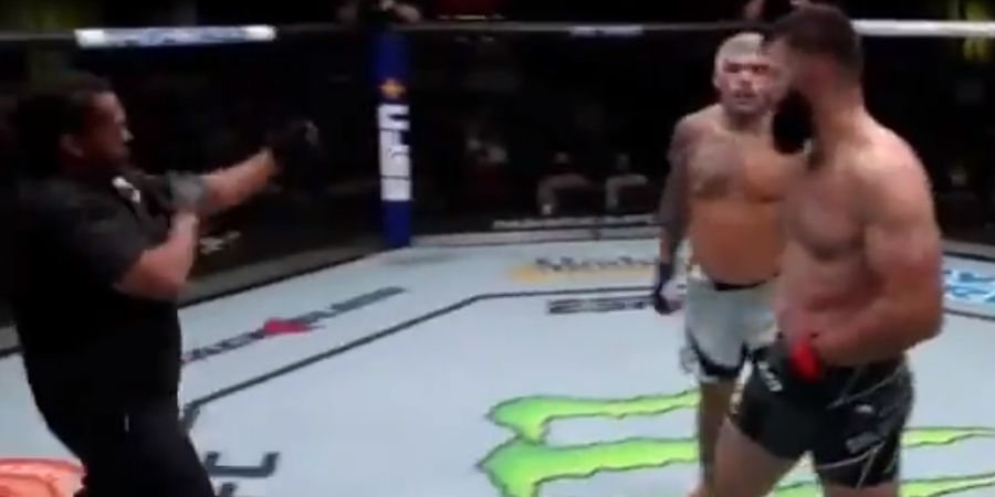 VIDEO - Wasit Kondang Nyaris Kena Serangan Maut di UFC Vegas 40