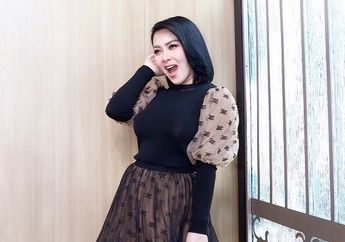 Aduhai! Syahrini Pamer Bokong Seksi saat Duduk Bersantai di Kursi Taman