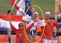 Wanita Cantik Ini Semangat Kibarkan Bendera Merah Putih di Laga Newcastle Jets Vs Persija Jakarta