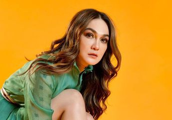 Luna Maya Kepergok Dapat Bunga Dari Seorang Pria Saat Berada di Korea Tapi Bukan Faisal Nasimuddin Atau Ryochin, Siapa?
