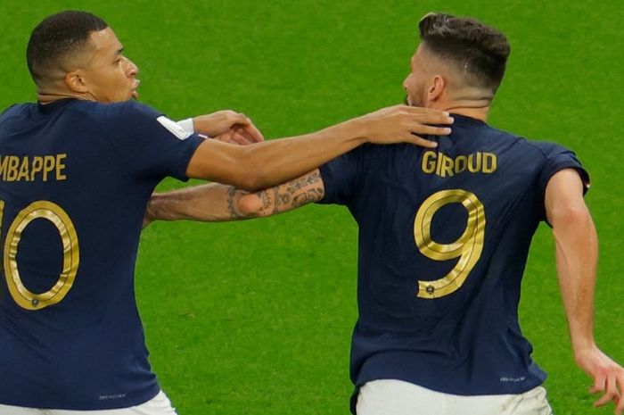 Dua bintang Prancis, Kylian Mbappe dan Olivier Giroud, dalam laga kontra Polandia pada babak 16 besar Piala Dunia 2022.