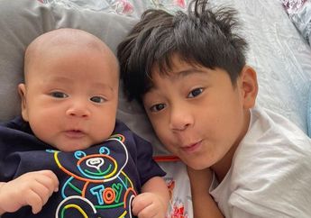Rayyanza Lagi Tidur Pulas, Rafathar Langsung Beraksi Habiskan ASI Milik Sang Adik, Nagita Slavina Goda Putra Sulungnya: Enak Nggak ASI Mamah?
