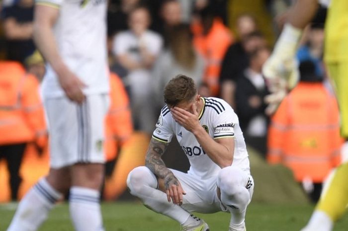Pemain Leeds United bersedih usai dipastikan terdegradasi.