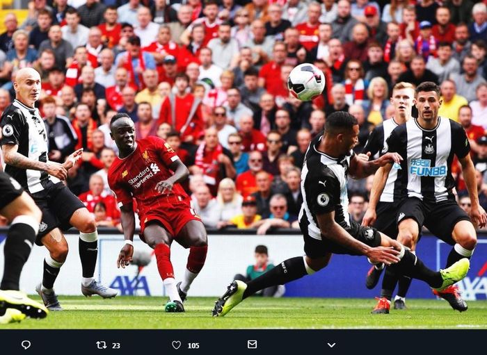 Sadio Mane mencetak gol Liverpool ke gawang Newcastle United dalam partai Liga Inggris, 14 September 2019.