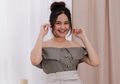 3 Gaya Kece Kekinian Syifa Hadju Pakai Off Shoulder Top. Tiru Yuk!
