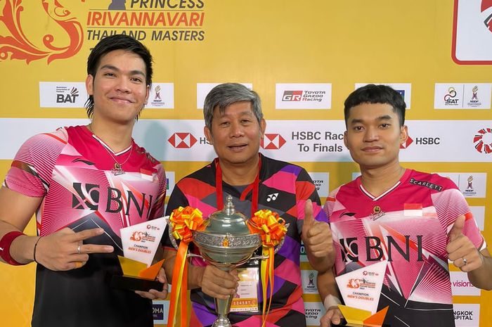 Kepala pelatih ganda putra, Herry Iman Pierngadi (temgah), bersama Leo Rolly Carnando/Daniel Marthin yang menjadi juara Thailand Masters 2023