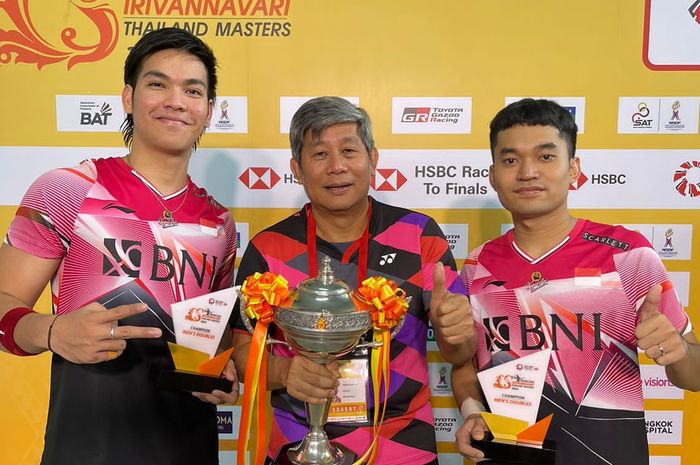 Kepala pelatih ganda putra, Herry Iman Pierngadi (temgah), bersama Leo Rolly Carnando/Daniel Marthin yang menjadi juara Thailand Masters 2023