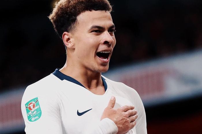 Dele Alli ditimpuk botol plastik oleh fan Arsenal dalam laga kontra Arsenal, Kamis (20/12/2018).