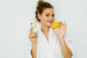 Khasiat minum air rendaman lemon di pagi hari.