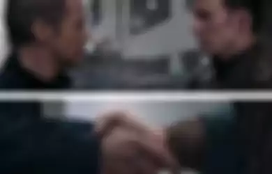 Adegan jabat tangan antara Tony Stark dan Steve Rogers dalam teaser film Avengers: Endgame