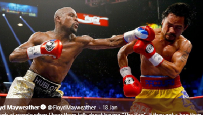 Juara dunia tinju kelas welter (WBA, WBC, The Ring), Floyd Mayweather, melepaskan pukulan ke arah juara dunia WBO, Manny Pacquiao, di MGM Grand Garden Arena, Nevada, Amerika Serikat, pada 2 Mei 2015.