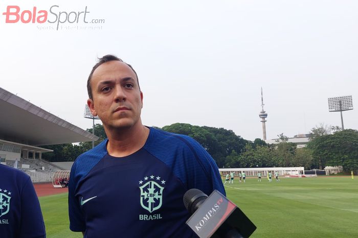 Pelatih timnas U-17 Brasil Phelipe Leal saat memberi keterangan kepada awak media di Stadion Madya, Senayan, Jakarta, Senin (13/11/2023).