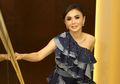 Awet Muda dan Berkelas, Yuni Shara Tampil Mencuri Perhatian dalam Balutan Gaun Bernuansa Nude!
