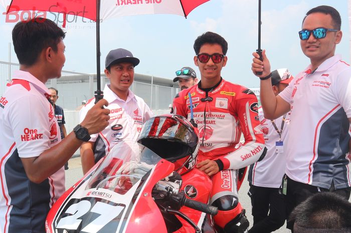 Pembalap Astra Honda Racing Team, Andi Gilang, saat bersiap diri sebelum turun ke lintasan Sirkuit Sepang untuk race 1 ARRC 2019 kelas SS600 Seri Malaysia, Sabtu (9/3/2019).