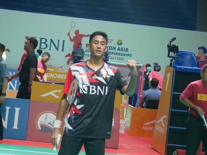 Tunggal putra Indonesia, Alwi Farhan berselebrasi usai menyumbang poin kedua untuk Indonesia atas India pada perempat final Kejuaraan Asia Junior 2023, GOR Among Raga, Yogyakarta, Senin (10/7/2023)