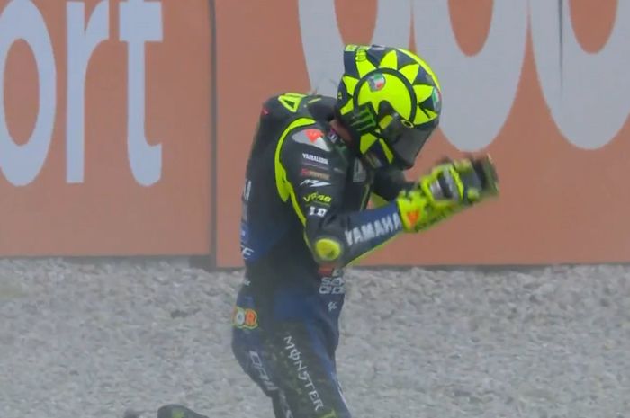 Pembalap Monster Energy Yamaha, Valentino Rossi, saat crash pada MotoGP Catalunya 2020 Minggu petang (27/9/2020).