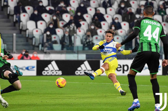 Striker Juventus, Paulo Dybala, mencetak gol ke gawang Sassuolo dalam laga perempat final Coppa Italia di Stadion Allianz, Kamis (10/2/2022).