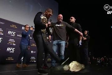 khabib nurmagomedov tendang sabuk juara tony ferguson