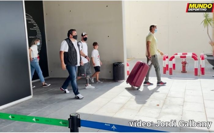 Momen kedatangan Lionel Messi dan keluarganya di Bandara El Prat.