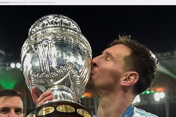 Kapten timnas Argentina, Lionel Messi, mencium trofi Copa America 2021.