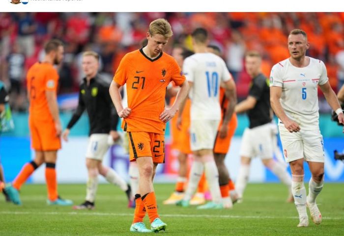 Gelandang tim Belanda, Frenkie De Jong (21), usai dikalahkan Republik Ceska pada babak 16 Besar EURO 2021, Minggu (27/6/2021) di Ferenc Puskas Stadium, Budapest, Hungaria.