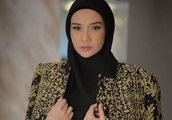 Sekilas Sederhana, Tampilan Santun Zaskia Sungkar Pakai Coat Hijab Jadi Sorotan Saat Kepergok Kenakan Sneakers Belasan Juta Rupiah