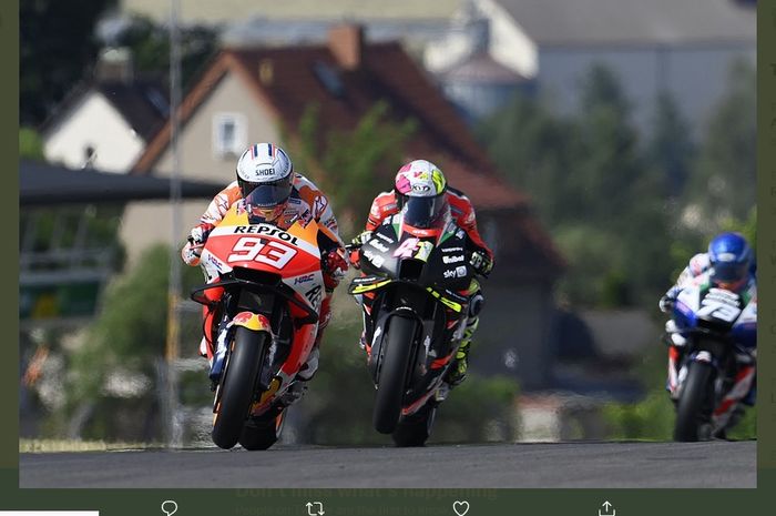 Marc Marquez (Repsol Honda) dan Aleix Espargaro (Aprilia Gresini) pada kualifikasi MotoGP Jerman di Sachsenring, Jerman, 19 Juni 2021.