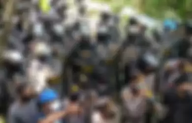 Ratusan polisi tampak mengepung Desa Wadas, Purworejo, Jawa Tengah. 