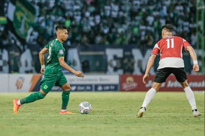 Suasana pertandingan antara Persebaya Surabaya melawan Madura United di Stadion Gelora Bung Tomo, Surabaya, Minggu (14/8/2022).