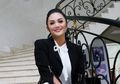 Pakai Gaun Bertabur Berlian Saat Kondangan, Penampilan Krisdayanti yang Lebih Cetar dari Pasangan Mempelai Bikin Netizen Malaysia Tak Henti Mengomentari: Complicated Sangat Gambar Ini