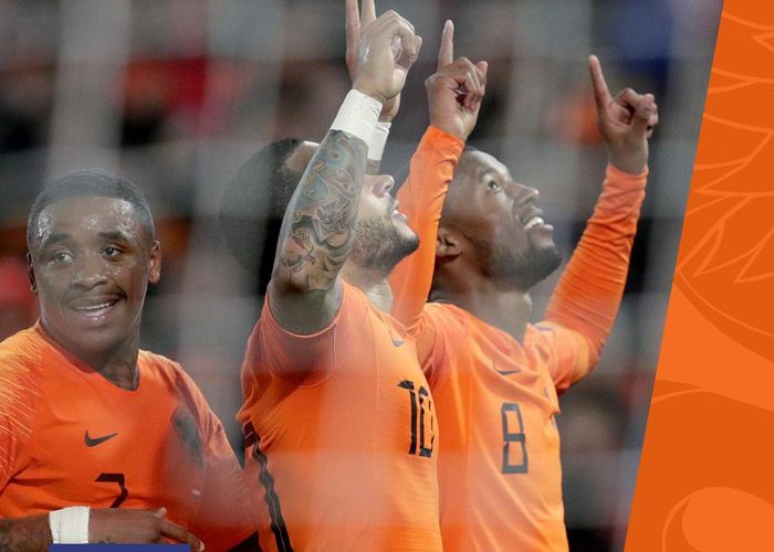 Selebrasi Memphis Depay dan Georginio Wijnaldum usai mencetak gol ke gawang Belarus, dalam laga kualifikasi Piala Eropa 2020 Grup C di Stadion De Kuip, Feyenoord, Jumat (22/3/2019).