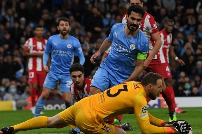 Aksi gelandang Manchester City, Ilkay Guendogan, dalam laga kontra Atletico Madrid di Etihad Stadium pada Selasa (5/4/2022).