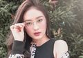 Asyik Duduk Lesehan Demi Foto Untuk Instagram, Natasha Wilona Rela Letakkan Tas Mewah Puluhan Juta di Tangga
