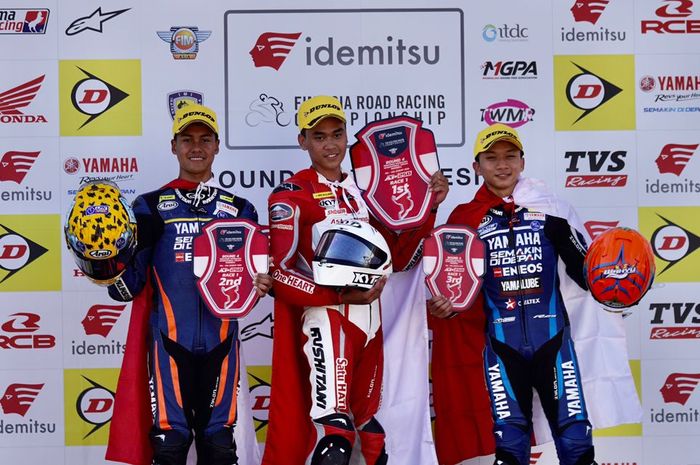 Para pembalap Indonesia berdiri di podium pada balapan AP250 ARRC di Sirkuit Mandalika, Sabtu, 12 Agustus 2023
