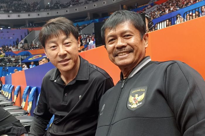 Pelatih timnas Indonesia Shin Tae-yong (kiri) bersama coach Indra Sjafri (kanan) saat menyaksikan pertandingan FIBA World Cup 2023, di Indonesia Arena, Senayan, Jakarta, Selasa (28/6/2023).